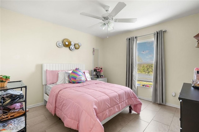 bedroom with ceiling fan and baseboards