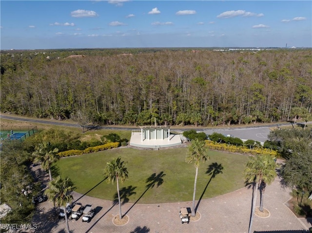 birds eye view of property featuring a forest view