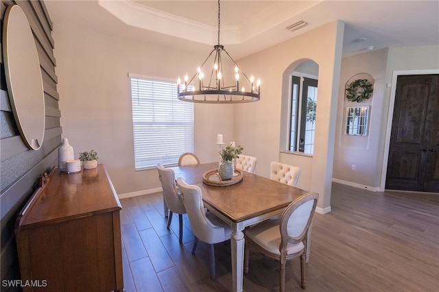 dining room with visible vents, a notable chandelier, a tray ceiling, dark wood finished floors, and baseboards