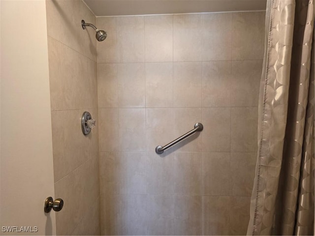 bathroom featuring a tile shower