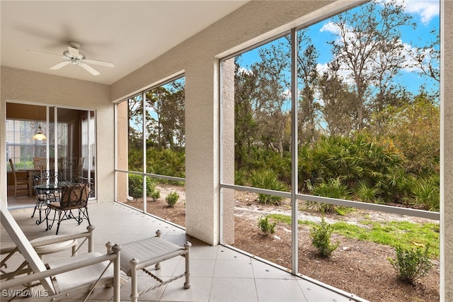 sunroom with ceiling fan