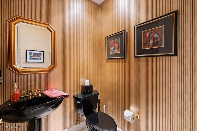 bathroom featuring toilet and a sink