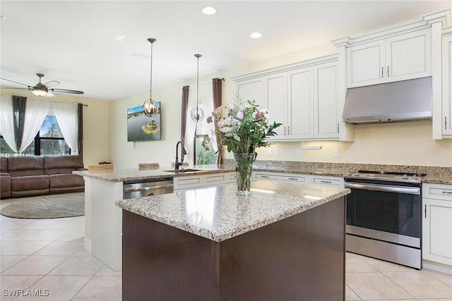 kitchen featuring under cabinet range hood, a sink, stainless steel appliances, a peninsula, and light tile patterned flooring