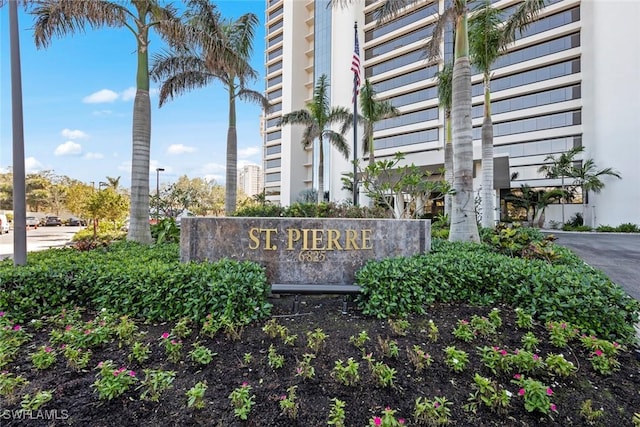 view of community / neighborhood sign