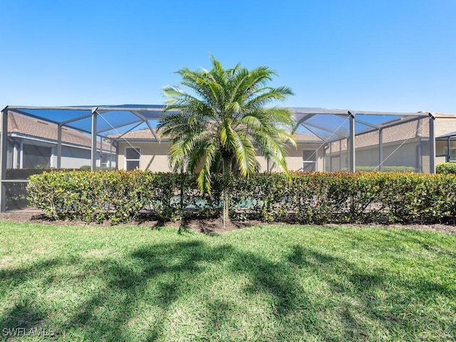 view of yard with a lanai