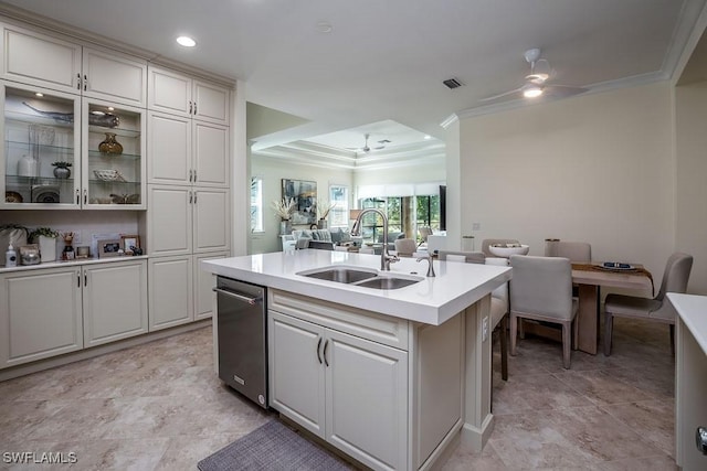 kitchen featuring visible vents, an island with sink, a sink, light countertops, and open floor plan