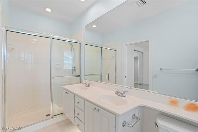 full bathroom featuring visible vents, a stall shower, toilet, and a sink