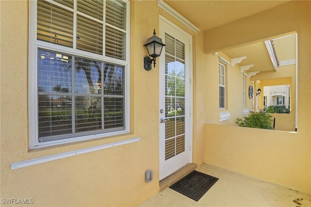 entrance to property with stucco siding