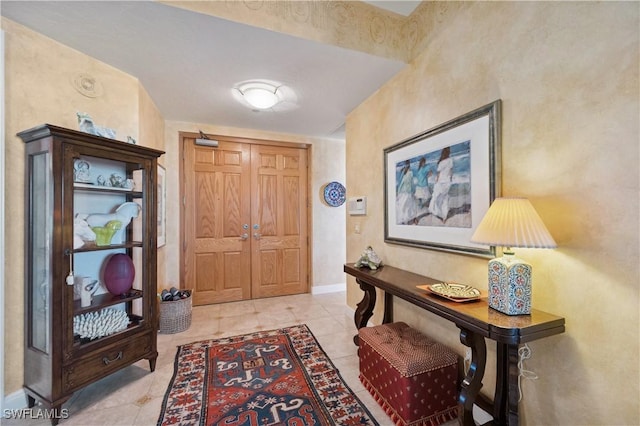 foyer entrance featuring baseboards