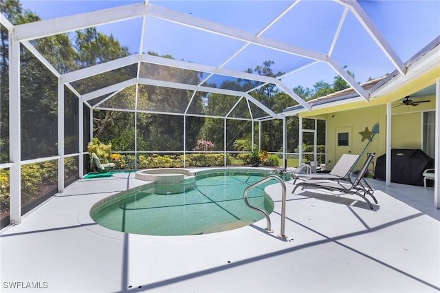 12922 Kedleston Cir, Fort Myers, FL 33912 - view of swimming pool with a patio area, a ceiling fan, a pool with connected hot tub, and glass enclosure