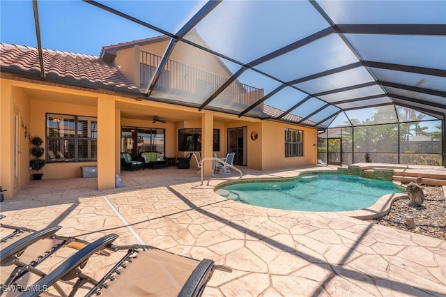 view of swimming pool featuring an outdoor living space, a pool with connected hot tub, a lanai, a patio, and a ceiling fan