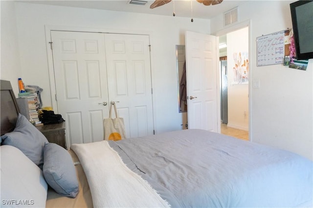 bedroom featuring a ceiling fan, visible vents, and a closet