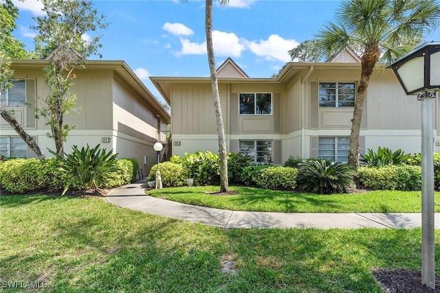 view of front of house featuring a front yard