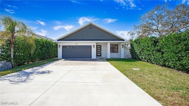 view of front facade featuring stucco siding, driveway, an attached garage, and a front yard