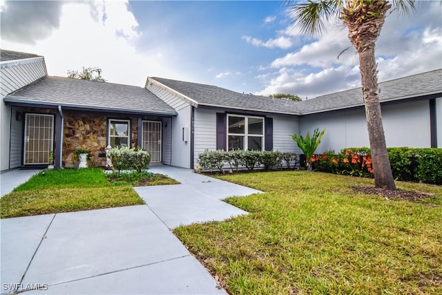 ranch-style home featuring a front lawn