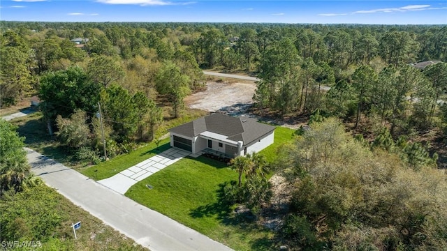 birds eye view of property featuring a forest view