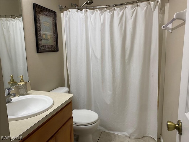 full bath featuring tile patterned floors, toilet, vanity, and a shower with curtain