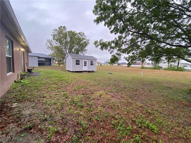 view of yard featuring an outdoor structure