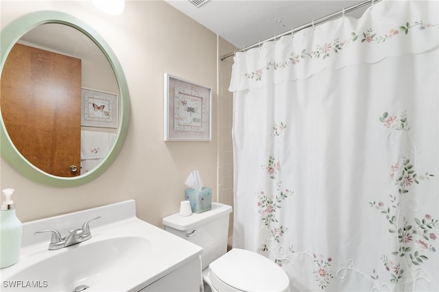 full bathroom with a shower with shower curtain, toilet, and vanity