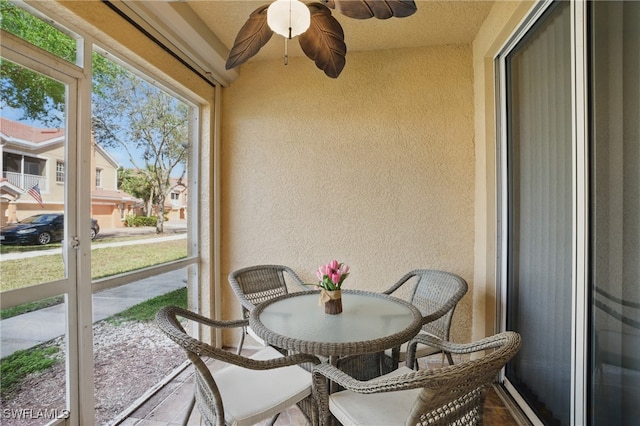 sunroom with ceiling fan