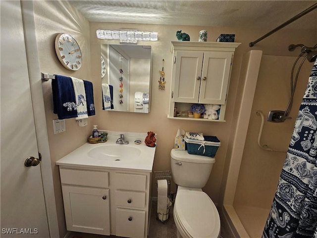 full bath featuring a shower with curtain, vanity, and toilet