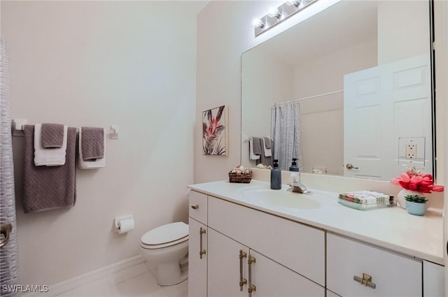 full bathroom featuring a shower with shower curtain, baseboards, toilet, and vanity