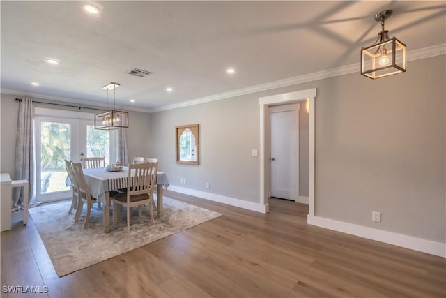 dining area featuring wood finished floors, baseboards, visible vents, recessed lighting, and ornamental molding