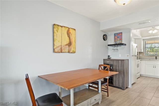 dining space featuring visible vents and ceiling fan