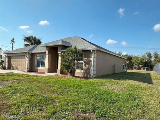 view of front of home featuring stucco siding, an attached garage, a front lawn, and fence