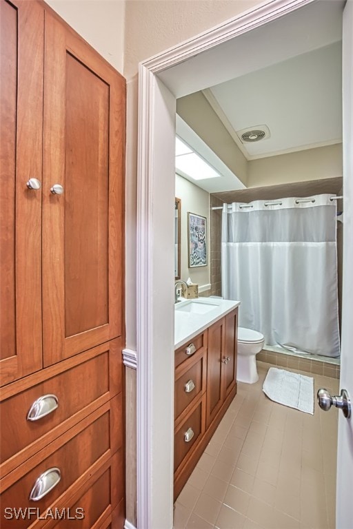 full bathroom featuring visible vents, a shower with curtain, vanity, and toilet