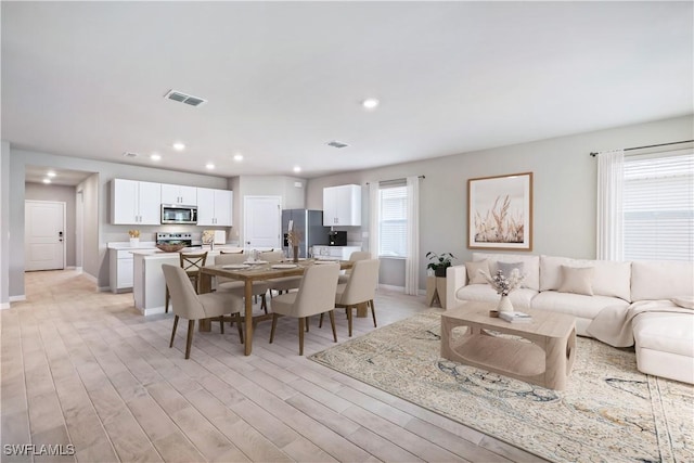 dining space featuring visible vents, recessed lighting, light wood-type flooring, and baseboards