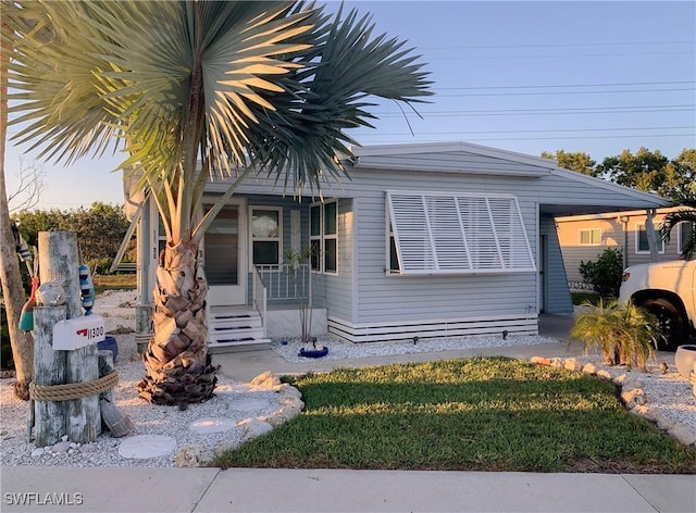 view of front of house featuring a porch and a front yard