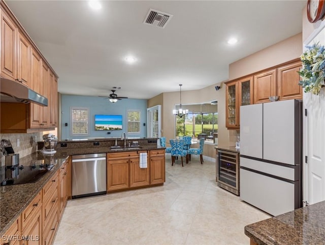 kitchen with visible vents, beverage cooler, dishwasher, freestanding refrigerator, and black electric cooktop