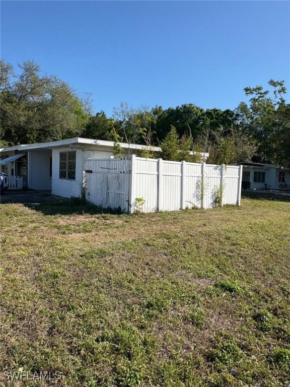 view of yard featuring fence