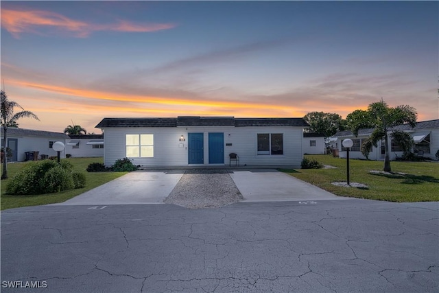 view of front of house featuring a front yard