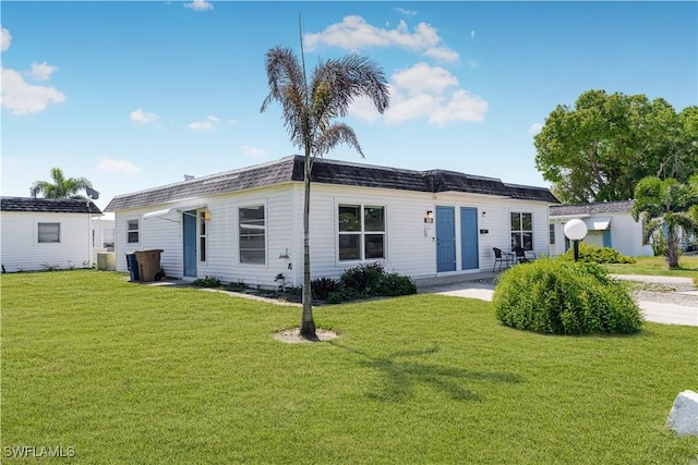 view of front of house featuring a front lawn