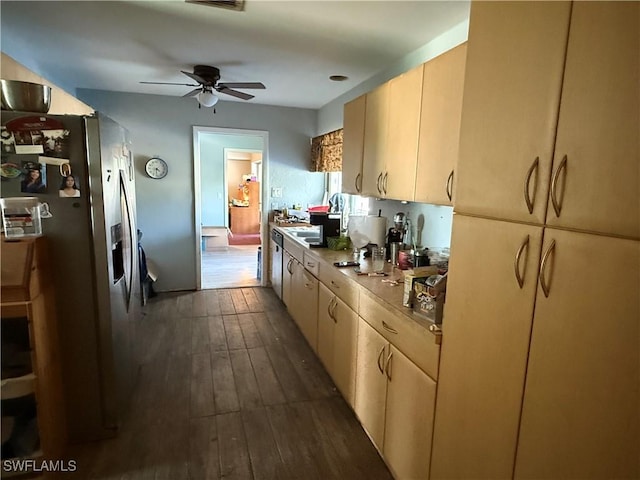 kitchen featuring visible vents, dark wood-style floors, stainless steel fridge, and ceiling fan