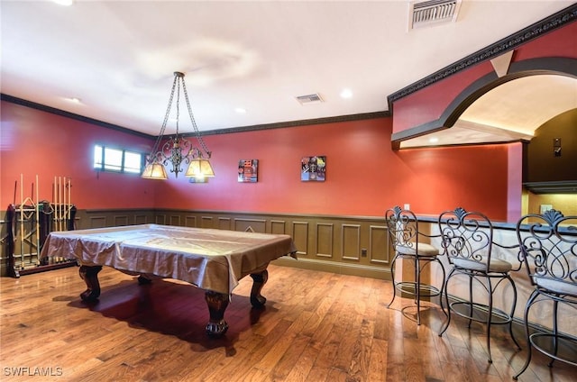 rec room featuring visible vents, crown molding, and hardwood / wood-style floors