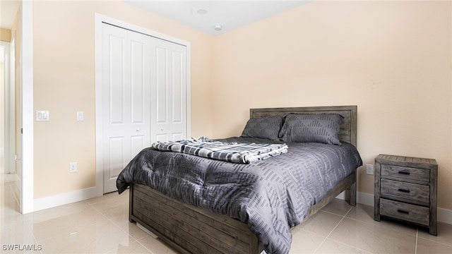 bedroom featuring baseboards and a closet