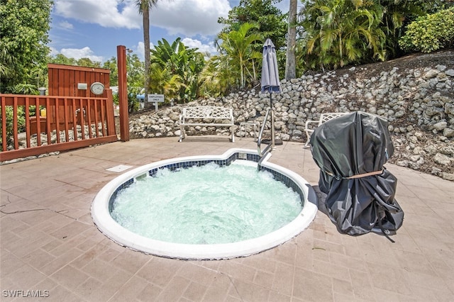 view of pool with an in ground hot tub and a patio area