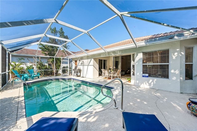 outdoor pool featuring outdoor dining area, a patio, and a lanai