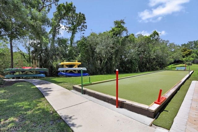 view of property's community featuring a lawn