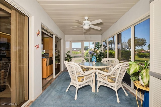 sunroom with ceiling fan