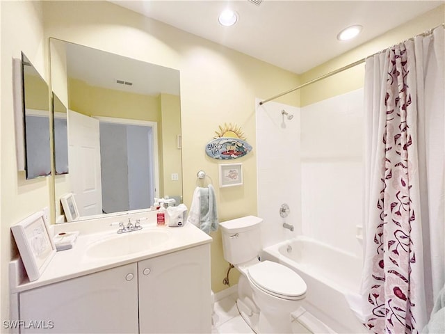 full bath featuring shower / bath combination with curtain, toilet, visible vents, baseboards, and vanity