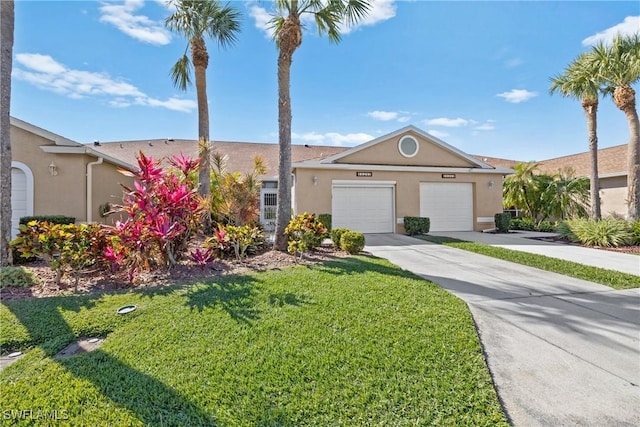 view of front of home featuring stucco siding, a front lawn, an attached garage, and driveway