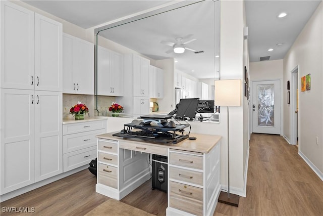 office area with visible vents, light wood-style flooring, recessed lighting, baseboards, and ceiling fan