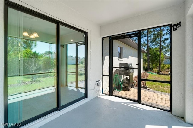 entryway featuring a chandelier, finished concrete floors, and a wealth of natural light