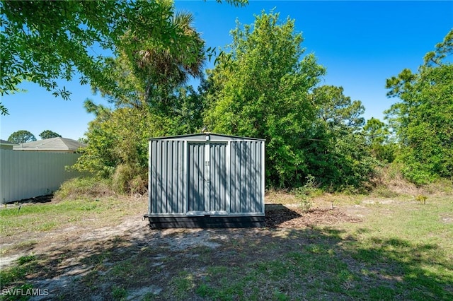 view of outdoor structure featuring an outbuilding