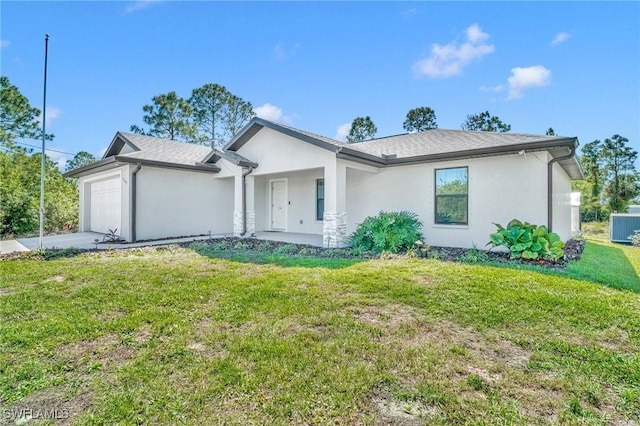 view of front of property with stucco siding, driveway, a garage, and a front lawn