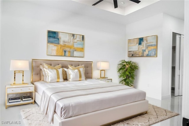 bedroom with ceiling fan and baseboards